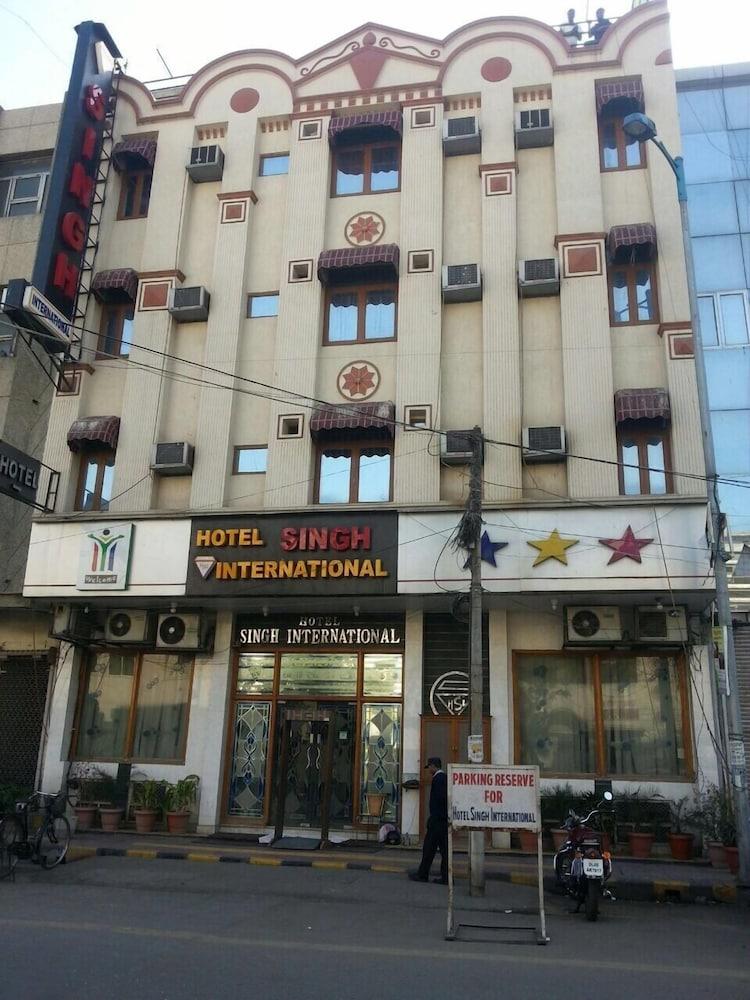 ホテル シン インターナショナル デリー エクステリア 写真